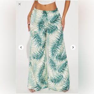 (NWT) Fashion Nova women’s Feeling Breezy Printed Wide Leg Pant. Size Large.